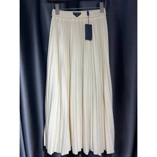 PRADA TRIANGLE LOGO PATCH PLEATED MIDI SKIRT กระโปรงจับจีบพลีท แบรนด์ปราด้า กระโปรงยาว เอวยางยืด สามเหลี่ยมโลโก้