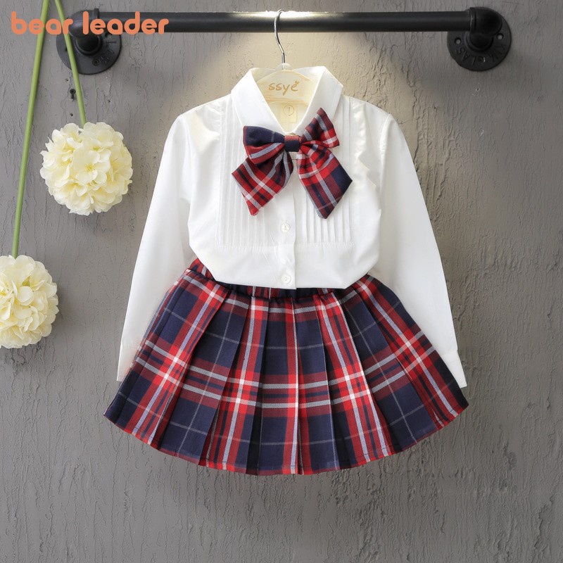 Bear Leader Girls Suit 2024 ฤดูใบไม้ผลิและฤดูร้อนใหม่เวอร์ชั่นเกาหลีของเสื้อสีทึบ Plus กระโปรงสั้นลายสก๊อต 2 ชิ้นชุดนักเรียนเด็ก 3 ถึง 7 ปีเสื้อผ้าเด็กผู้หญิง