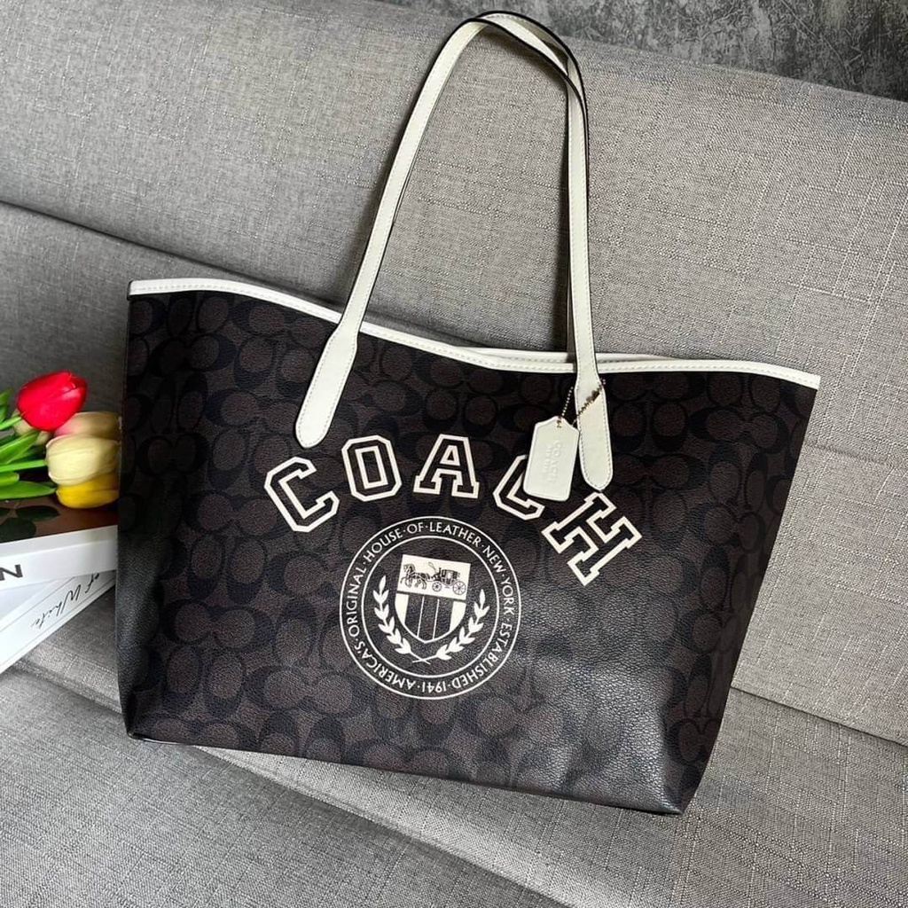 กระเป๋า งานแท้ OUTLET COACH CITY TOTE IN SIGNATURE WITH VARSITY MOTIF