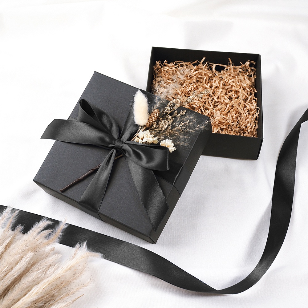 N.IX กล่องของขวัญแบบฝาครอบ พร้อมการ์ดอวยพร ริบบิ้นสีดำและดอกไม้แห้ง กล่องของขวัญวันเกิด