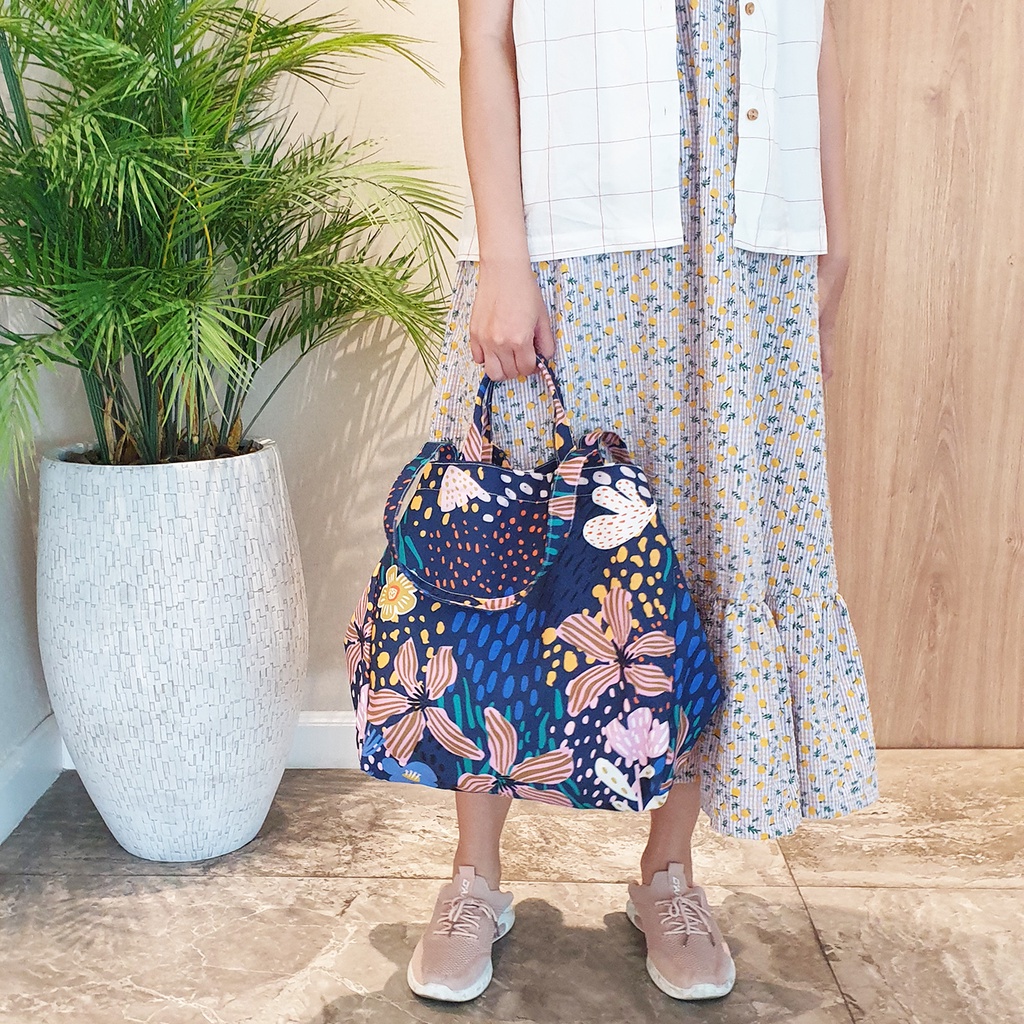 New Arrival-กระเป๋ารุ่น Lilly ติดกระดุมข้างปรับทรงได้ กระเป๋าผ้าลายดอกพื้นสีน้ำเงิน กระเป๋าสะพายผู้หญิง สายหิ้วได้ 2 แ