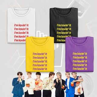 เสื้อยืดสีขาวผู้หญิง เสื้อขาว อาหาร BTS ที่กําลังมาแรง BTS x Mcdo ฉันชื่อ Lovin It Shirt Anytee U&gt;P