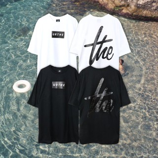 Urthe - เสื้อยืด รุ่นใหม่ DARK WAVE  BOX LOGOเสื้อคู่ สกรีนลายตัวอังกฤษ คอตตอนแท้