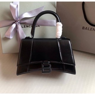 🔥🔥พร้อมส่ง New Balenciaga Hourglass small top handle bag 📌size  23 cm.