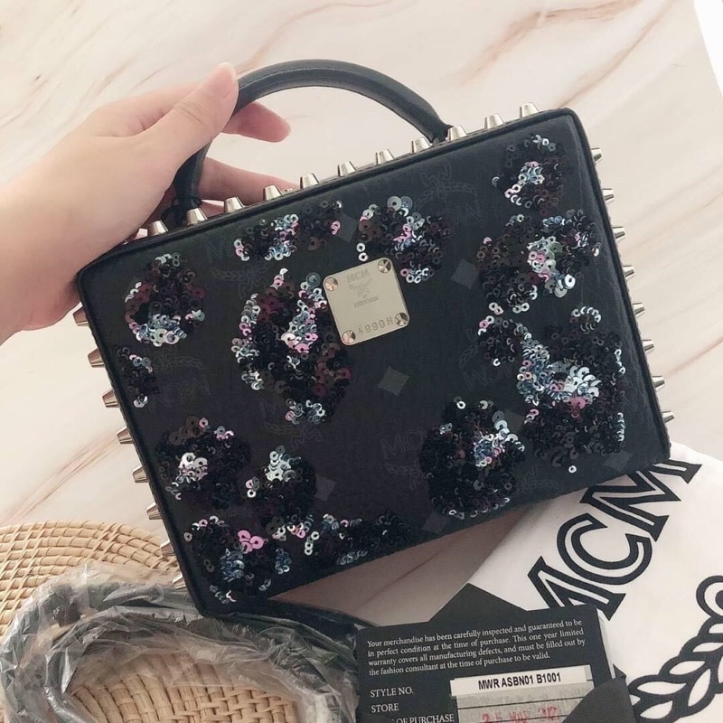 🦋สินค้าพร้อมส่ง🦋   New🤍Mcm Berlin crossbody 8 x 19 x 14 cm ราคาเต็มแพงมากก ❌❌ สวย เรียบ หรู ราคาดีมา