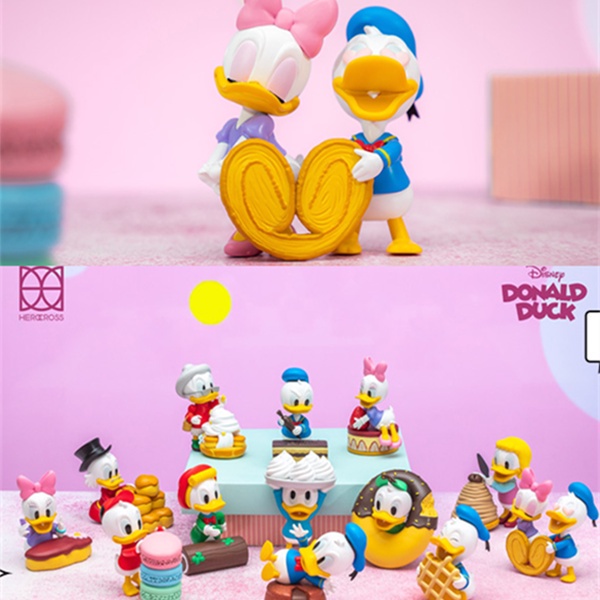 ★Hgtoys★[เลือกได้] [ ] ตุ๊กตาฟิกเกอร์ Herocross Disney Donald Duck Pastry Series Mystery Box ของเล่นสําหรับเด็ก
