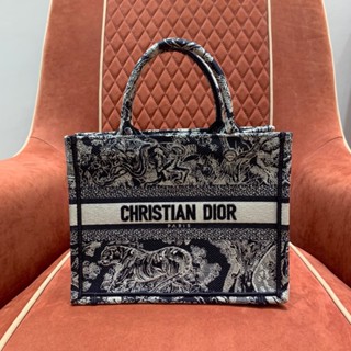 พรี​ ราคา8600 Dior ไซส์​เล็ก Book Tote กระเป๋าถือ กระเป๋าสะพายไหล่ กระเป๋าสะพาย26.5*21*14cm