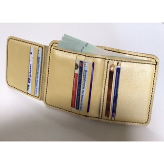 Gold metallic leather wallet. กระเป๋าสตางค์สีทองเมทัลลิค 3 พับ