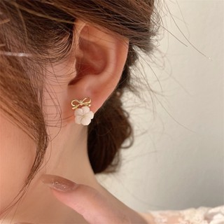 ss358 Sweetssparkles ต่างหูเกาหลี ต่างหูก้านเงิน ต่างหูผู้หญิง ชุบทอง 14k ดอกไม้สีขาว จำนวน 1 คู่