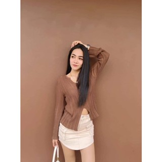 เสื้อนิตติ้งถักดีเทล แหวกหน้า เนื้อผ้าทิ้งตัว ใส่สบาย เกาหลีสุด