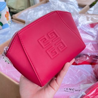 Givenchy Cosmetic Bag ( หกเหลี่ยม) ไซส์ 12cm x 19cm x 7cm  บอกเลยว่า เหมาะมือมากจ๊ะ