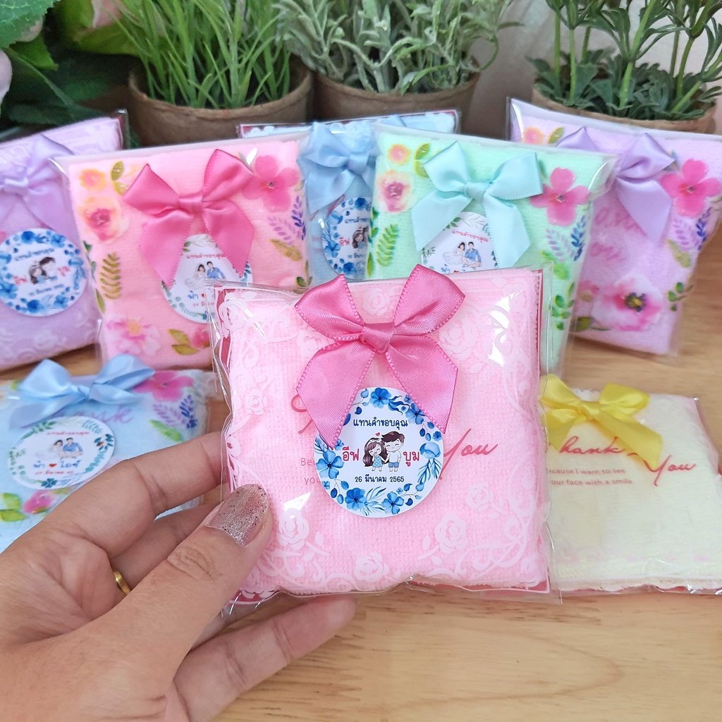 ผ้านาโน25*25ซม. คละสี (50 ชิ้น)พร้อมแพ็คติดโบว์ตามรูป ราคาไม่รวมป้ายชื่อนะคะ ของที่ระลึก ของชำร่วยงานแต่ง