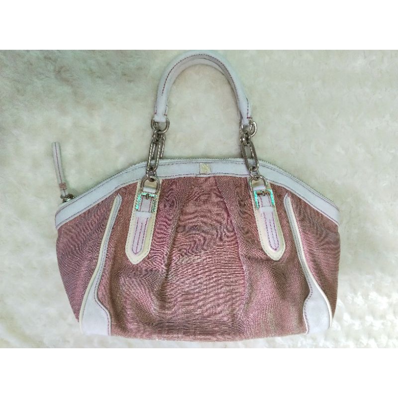 กระเป๋าถือสีชมพูdaks