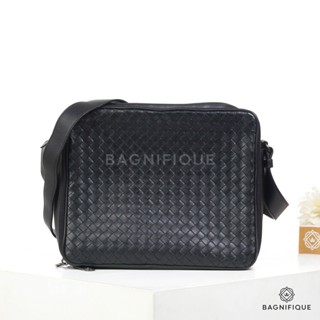 BOTTEGA MESSENGER ZIP AROUND 12 BLACK SMALL STRIP