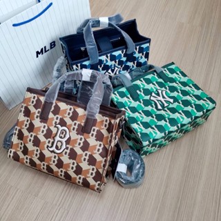 พร้อมส่ง MLB Cube Monogram S-Tote Bag กระเป๋าสะพายหนัง ข้างในมีช่องซิป 1 ช่อง  รุ่นนี้แถมสายสะพายยาวให้ด้วย