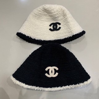 CHANEL CC WOOL KNIT BEANIE หมวกไหมพรม แบรนด์ชาแนล ผ้าไหมพรมเนื้อนุ่ม ละมุน สัญลักษณ์โลโก้ สีขาวดำ