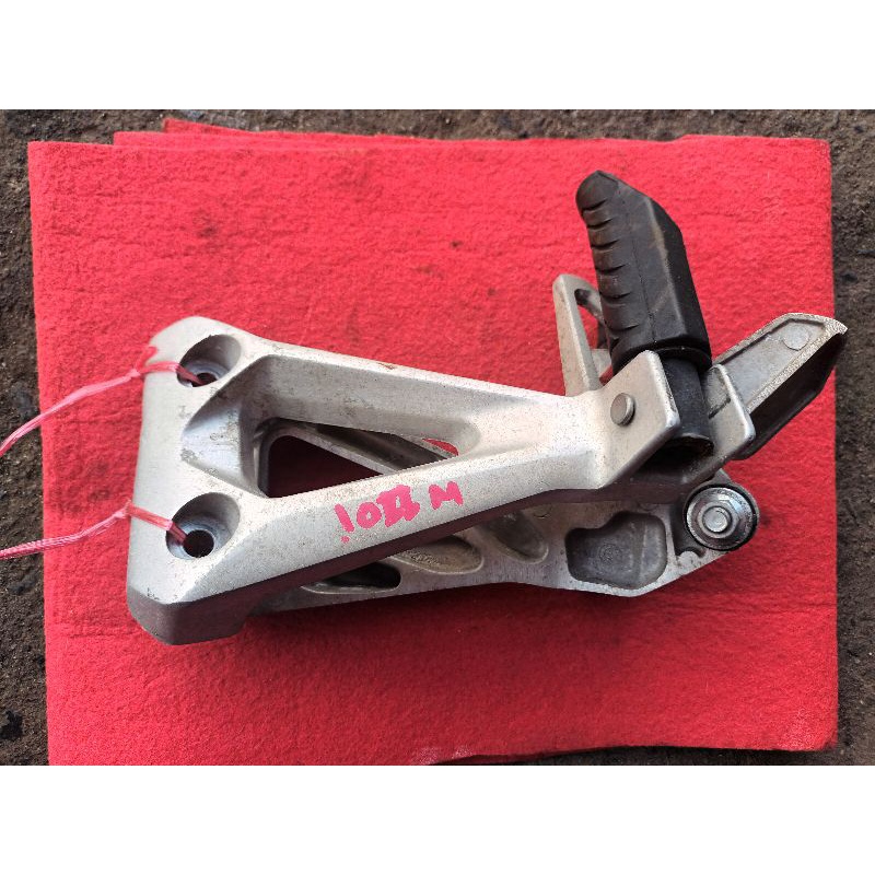 พักเท้าหลัง เวฟ110i S3-S5 ใส่ได้ แท้ติดรถ มือ2 พร้อมใช้งาน สามารถใช้งานได้จริง