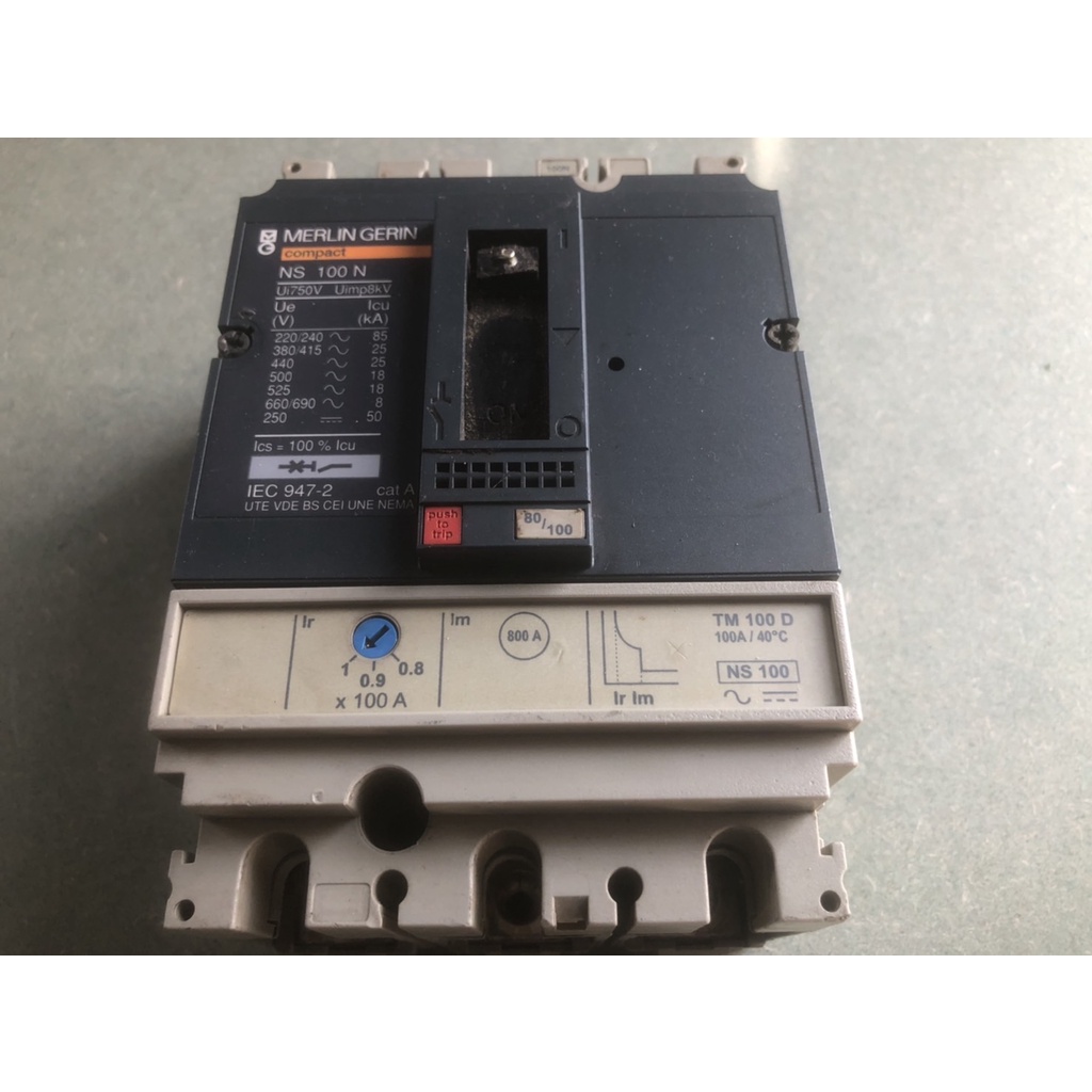 ขายเป็นอะไหล่ ใช้งานได้ปกติ ก้านคันโยกหัก เมน เบรกเกอร์ Main Breaker Merlin Gerin NS100 N 100A มือสอ