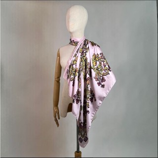 GUYLAROCHE ผ้าพันคอ Signature scarfลาย Pink Baroque Lace (GR1YLP)