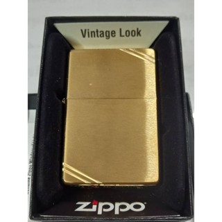 ZIPPO  240 VINTAGE LOOK BRUSHED BRASS   สีทองผิวทองเหลืองขัดด้าน ลายขีดมุมเฉียง  ทรงเหลี่ยมย้อนยุคปี1937  ตูดตัน  ของใหม