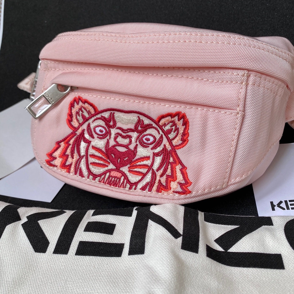 KENZO กระเป๋าคาดอกผู้หญิง ลายปักเสือ สีชมพูแดง พร้อมถุงผ้าเคนโซ่ small belt bag tiger head ของแท้ อุ