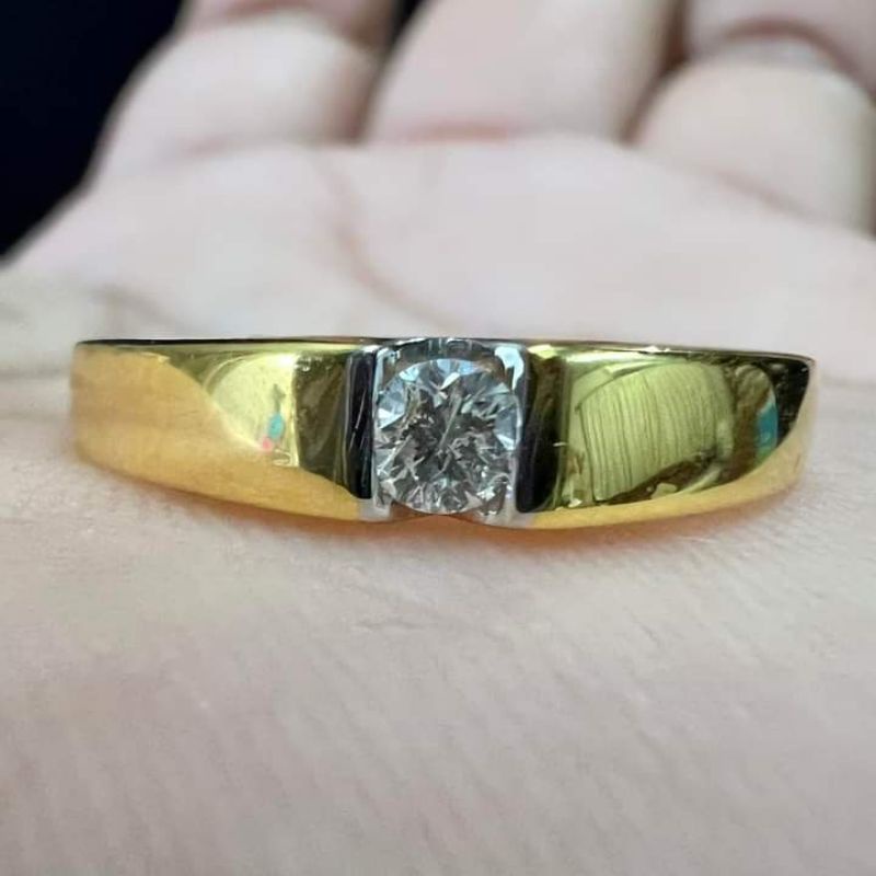 แหวนทองคำแท้ 18K ประดับเพชรแท้ ขนาด 15 ตังค์
น้ำหนัก 3.78 กรัม ไซส์ 59.5


ราคา 14,000.-