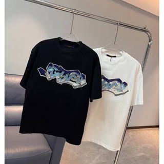 LOUIS VUITTON LV GRAFFITI 3D EMBROIDFERED T-SHIRT เสื้อยืดคอกลมแขนสั้น แบรนด์หลุยส์วิตตอง ลายปักตัวหนังสือ กราฟฟิตี้