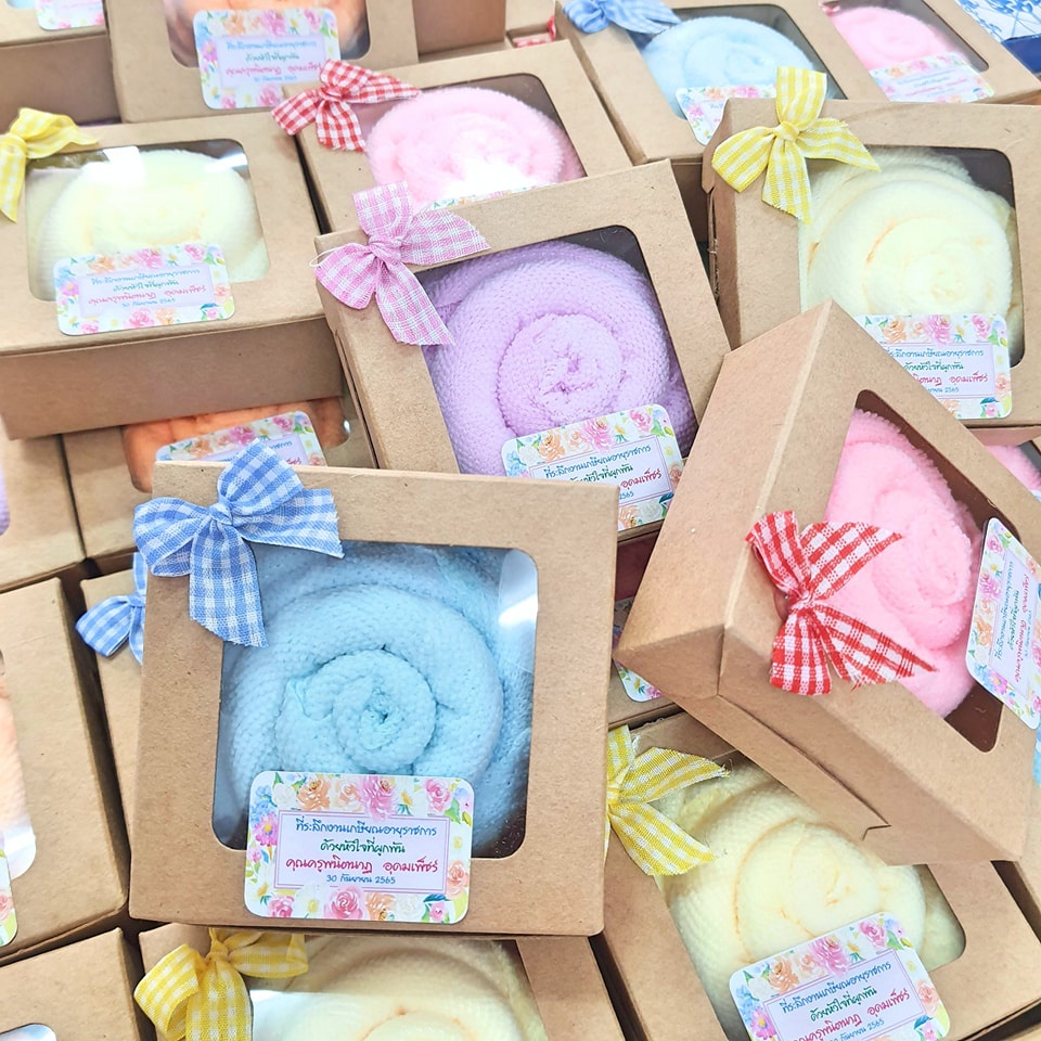 ผ้านาโน30*30ซม. พับกุหลาบใส่กล่อง (50 ชิ้น)พร้อมแพ็คติดโบว์ตามรูป ราคาไม่รวมป้ายชื่อนะคะ ของที่ระลึก ของชำร่วยงานแต่ง