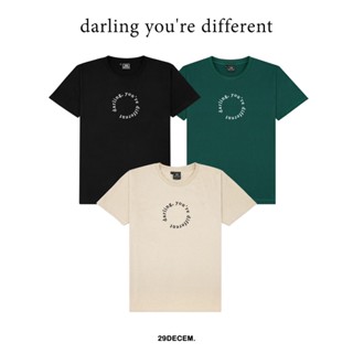 29decem - เสื้อยืดลาย darling youre different