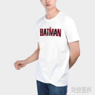 【ใหม่】DOSH:MEN&amp;apos;S T-SHIRTS เสื้อยืด คอกลม แขนสั้น ผู้ชาย สีขาว ลิขสิทธิ์พิมพ์ลาย BATMAN 2022 รุ่นDBMT5273-OW