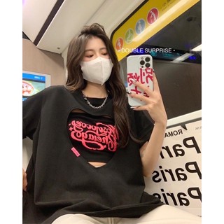 SET 2 ชิ้น เสื้อยืดแขนสั้น ฉลุรูปหัวใจ  มาพร้อมเสื้อเกาะอก สกรีนตัวหนังสือสีสดใส ใส่คู่กัน