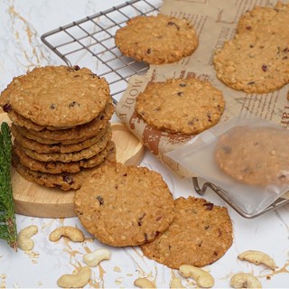 คุกกี้ข้าวโอ๊ต เม็ดมะม่วงแครนเบอร์รี่ บางกรอบ หวานกำลังดี OATMEAL COOKIES