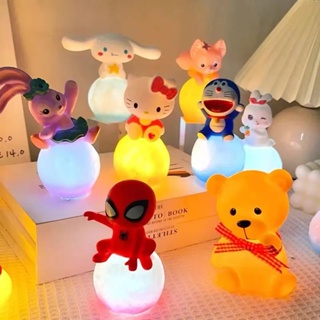 SANRIO ตุ๊กตาฟิกเกอร์ การ์ตูนซานริโอ้ ชินนาม่อนโรล มีไฟกลางคืน LED สําหรับตกแต่งห้องนอน วางข้างเตียง เค้ก วันคริสต์มาส