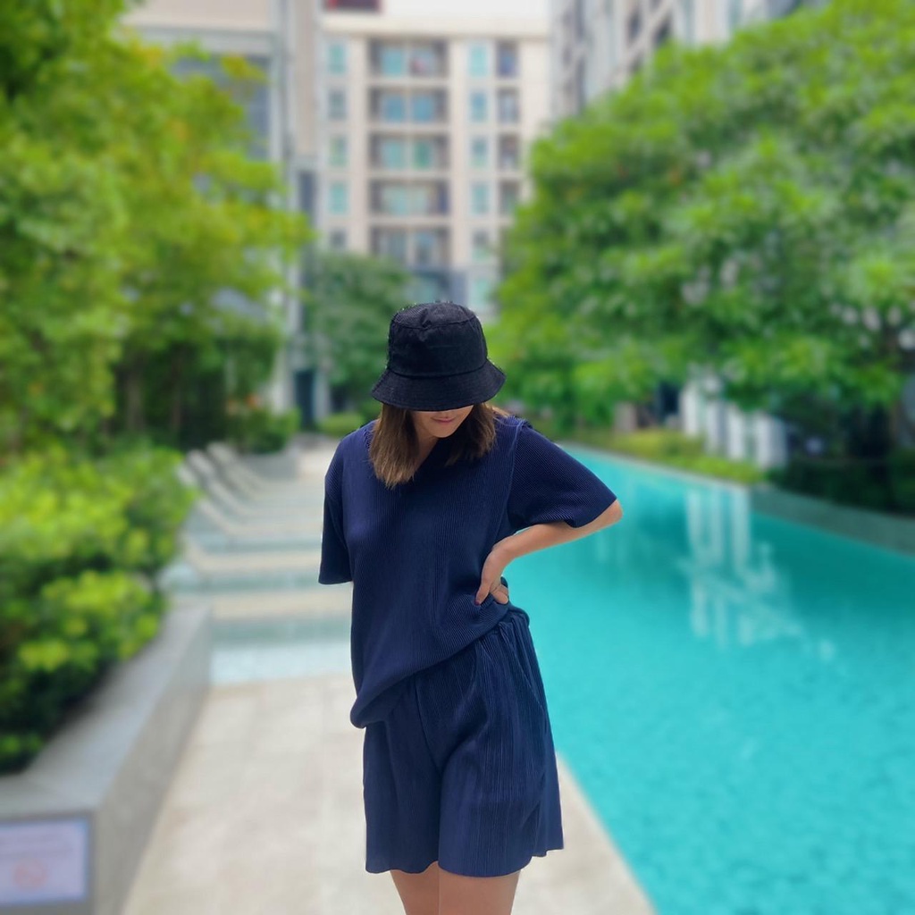 HUEGAH เสื้อยืด เสื้อยืดอัดพลีท แขนสั้น คอวี / คอกลม ไซส์ใหญ่ ผ้าบางเบาใส่สบาย - รูปที่ 4