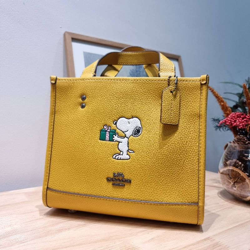 ส่งฟรี🔥 กระเป๋าถือ Coach แท้💯 Peanuts Snoopy สีเหลือง สะพายข้าง สุดน่ารัก ผู้หญิง