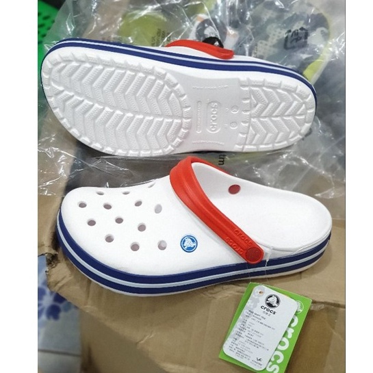 โปรซื้อ1 แถมตุ๊กตา 2ชิ้นฟรี CROCS Crocband Clog Unisex ถูกกว่าshop ร้องเท้าหัวโต ใส่ได้ทั้งชายและหญิง (สินค้าพร้อมจัดส่ง