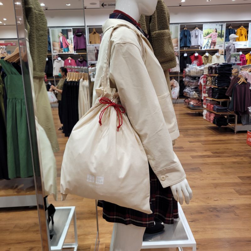 ของแท้ ถุงผ้าของขวัญสะพายได้มีหูรูด uniqlo เหมาะสำหรับบรรจุของขวัญ! มี 3 ขนาด