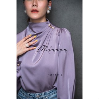 QuEEn•ny Highneck BLouse•• เสื้อคอตั้งทรงสวยงามสง่ามาก จับทวิสเบาๆแต่งกระดุมทองที่คอ3เม็ด เนื้อผ้าซิลค์สวยมาก