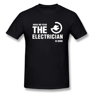 【Plus Size】เสื้อยืดคอกลม แขนสั้น ผ้าฝ้าย พิมพ์ลาย Have No Fear The Electrician Is Here Man สไตล์สตรีท สําหรับผู้ชาย