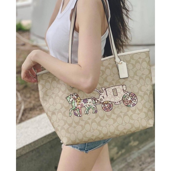 🎀 (สด-ผ่อน) กระเป๋า Tote CA607 Coach C8605 City Tote In Signature Canvas With Dreamy Veggie Horse An