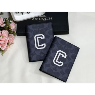 ⭐💰กระเป๋าใส่พาสปอร์ตNEW COACHPassport Case In Signature Canvas With Varsity Motif 🥰