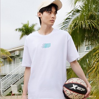 Xtep เสื้อยืดลําลอง ระบายอากาศ สีขาว แฟชั่นสําหรับผู้ชาย เหมาะกับการเล่นกีฬา