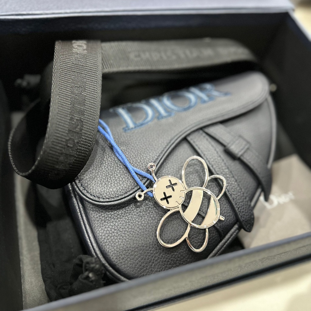 DIOR SADDLE BELT BAG มาพร้อมกับพวงกุญแจสามารถใช้เป็นที่ห้อยกระเป๋าก็ได้  งานvip