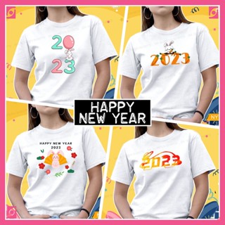 🎉 เสื้อปีใหม่ สวัสดีปีใหม่ 2023 (17-20(4) เนื้อผ้าโพลีเอสเตอร์ สีขาว ใส่สบาย ไม่ร้อน สีสวยคมชัด ตามแบบ100%