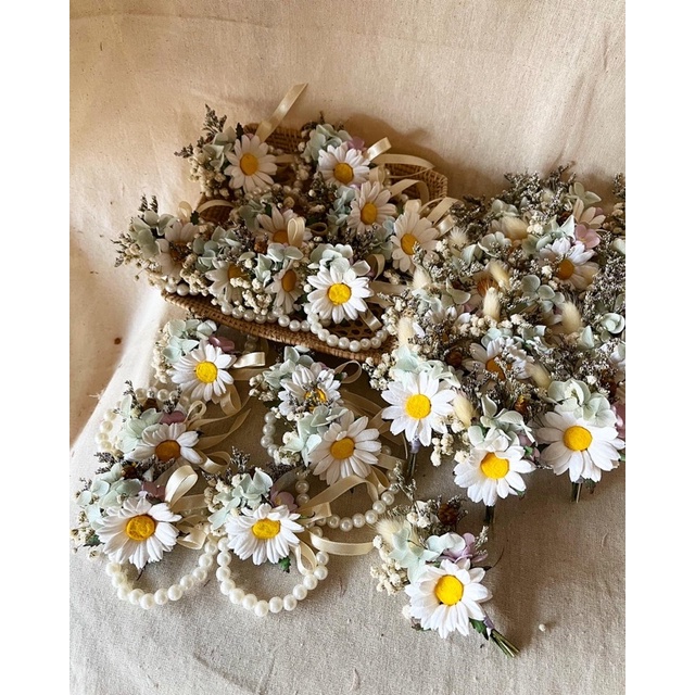 ดอกไม้ข้อมือเดซี่ เข็มกลัดติดหน้าอกเดซี่