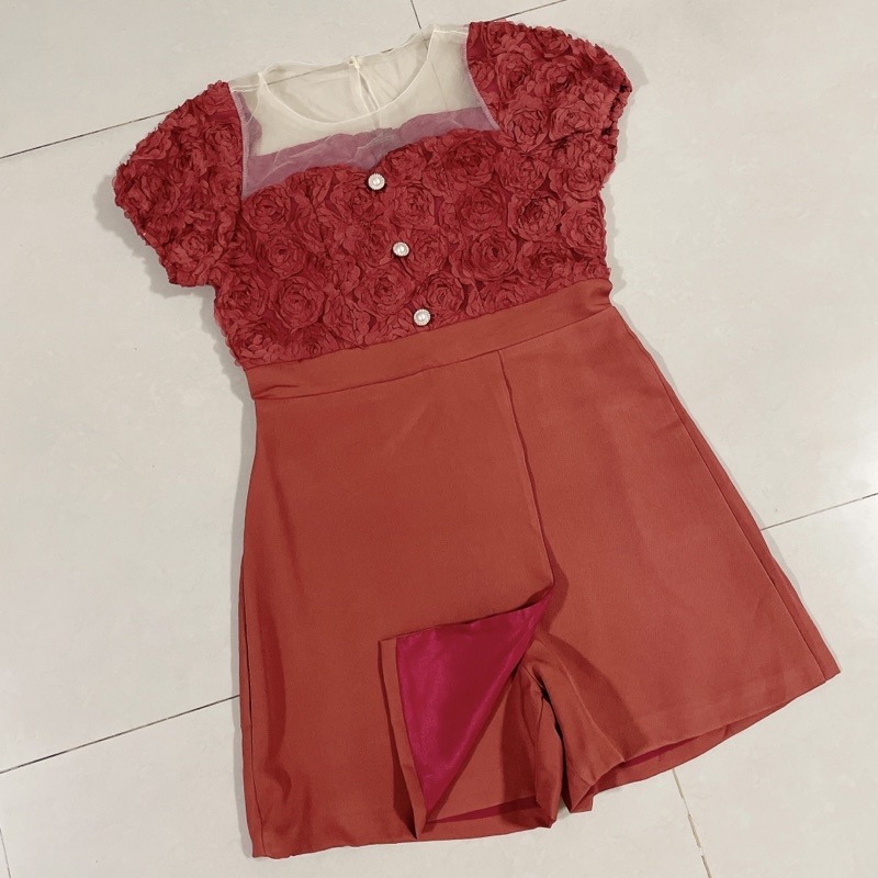 จั๊มกระโปรงกางเกงดอกกุหลาบ 3D สีส้มอิฐ Size L งานแ้าย Bo Rich Ta