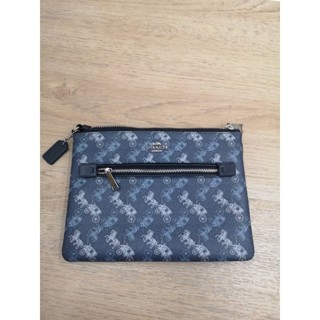 กระเป๋าคลัทช์ GALLERY POUCH WITH HORSE AND CARRIAGE PRINT (COACH 530) สีน้ำเงิน ลายรถม้า ขนาด 9 นิ้ว