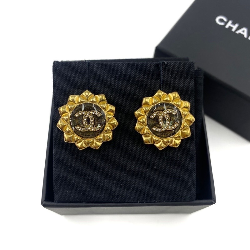 Chanel earrings CC ต่างหู ชาแนล ดอกไม้ สีทอง ดำ สวยหรู ของขวัญ ผู้หญิง แบรนด์เนม ของแท้ น่ารัก ต่างห