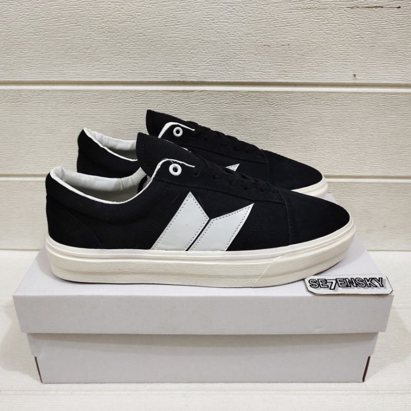 รองเท้าผ้าใบผู้ชาย Macbeth Black White Skate