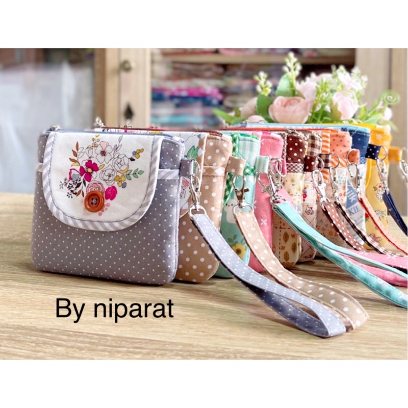 กระเป๋าใส่สตางค์2ช่องขนาด12x11cmพร้อมสายสำหรับถือ